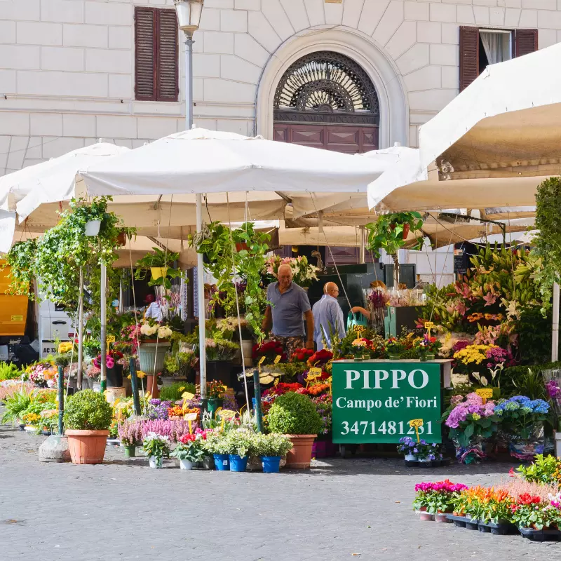 Piazza Campo de' Fiori a Roma è famosa per il suo mercato e per i suoi fioristi